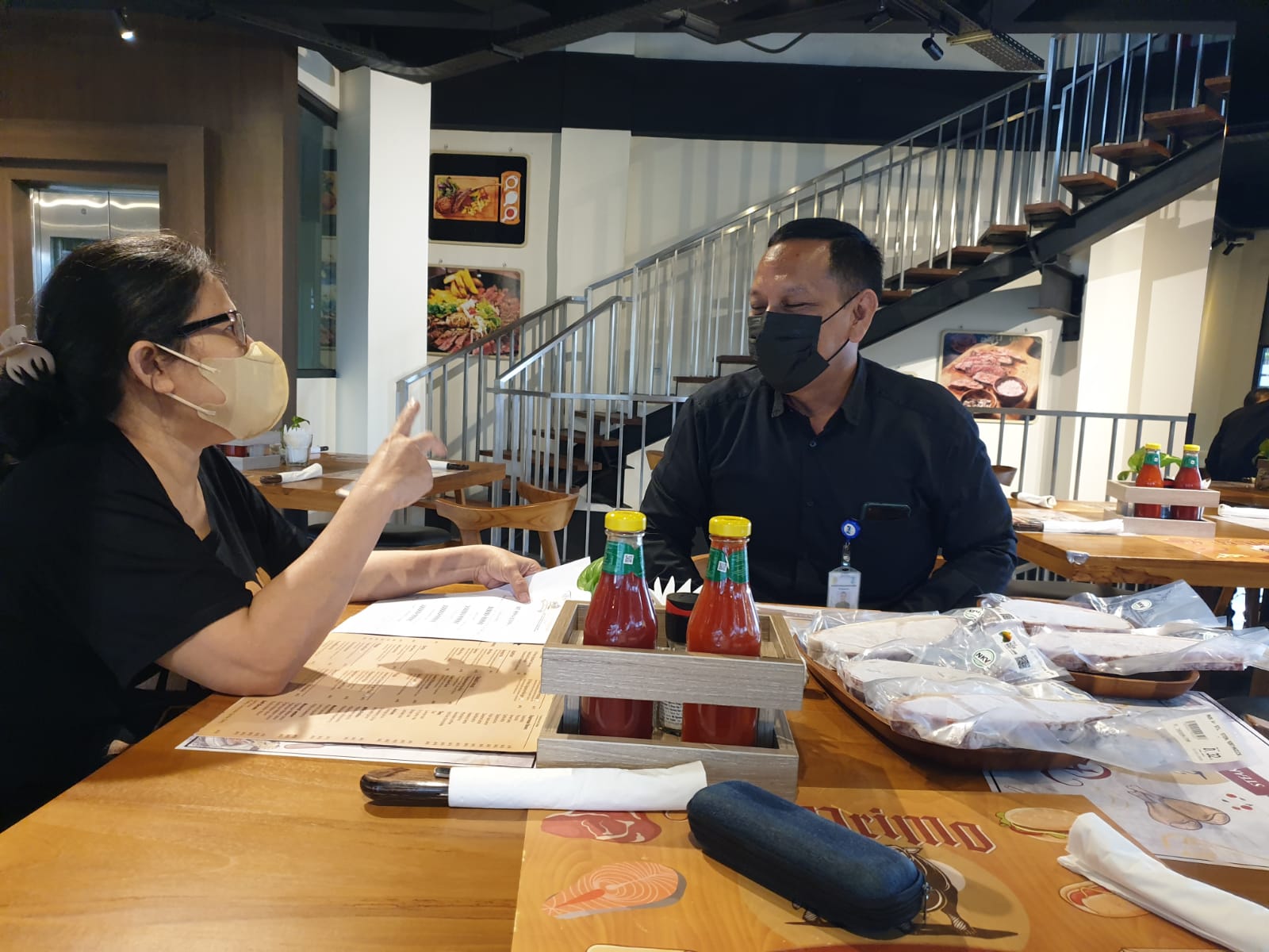 Diskusi dengan mitra usaha kuliner