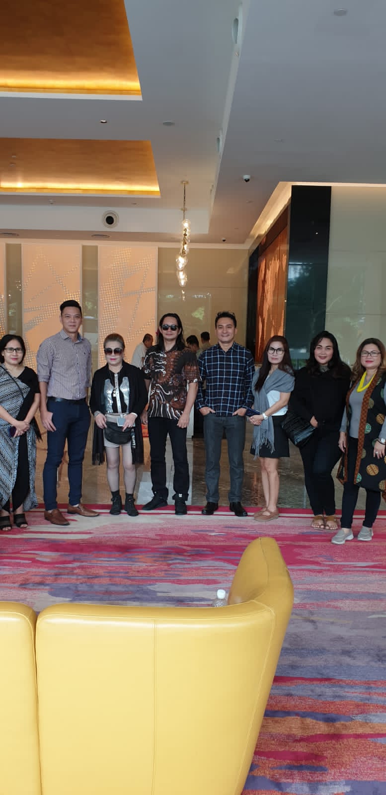 Tim Rumah & Club berfoto bersama di lobi hotel