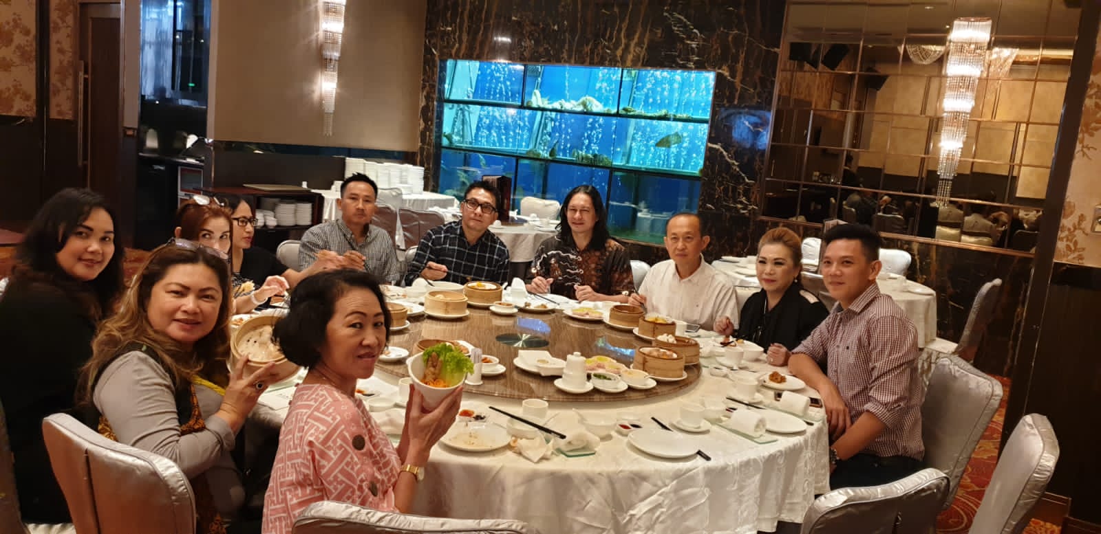 Makan bersama mitra usaha di restoran