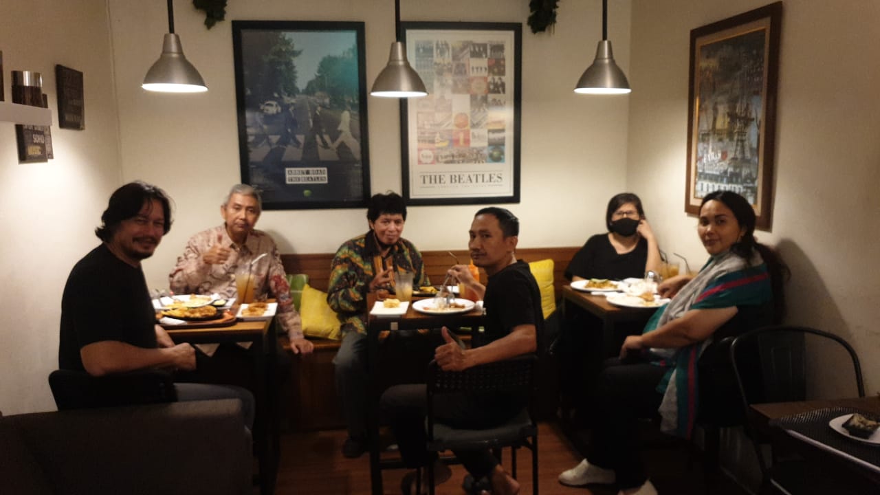 Tim berkumpul santai sambil berdiskusi